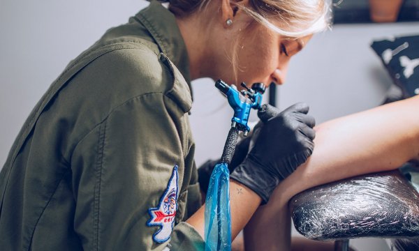 Me acabo de hacer un tatuaje ¿Cómo debo cuidarlo?